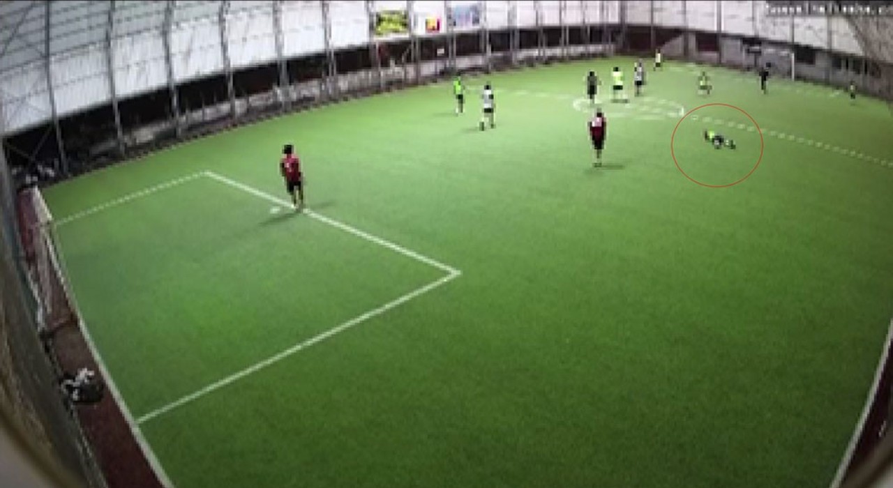 Halı sahada kalp krizi geçirerek hayatını kaybeden polis memurunun o anları kamerada