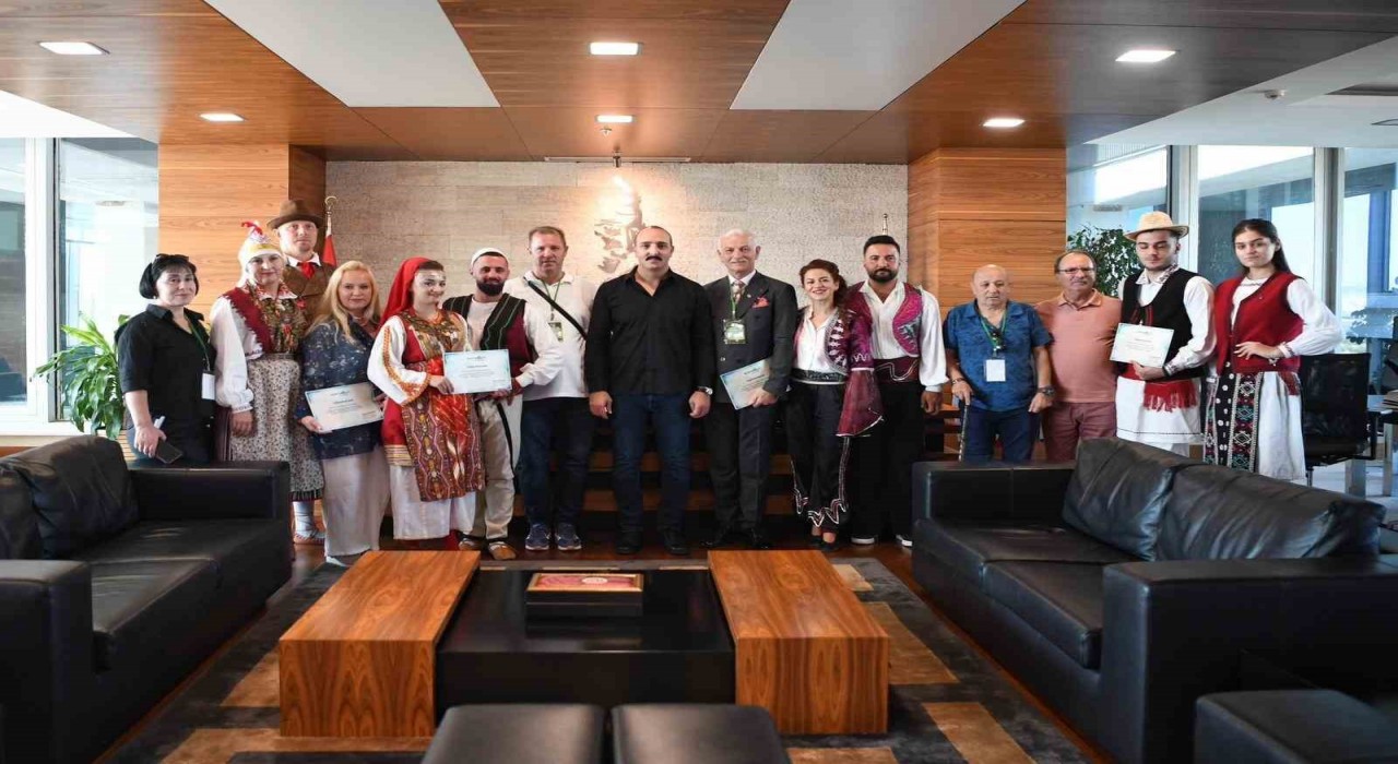 Halk danslarının kalbi Konyaaltında attı