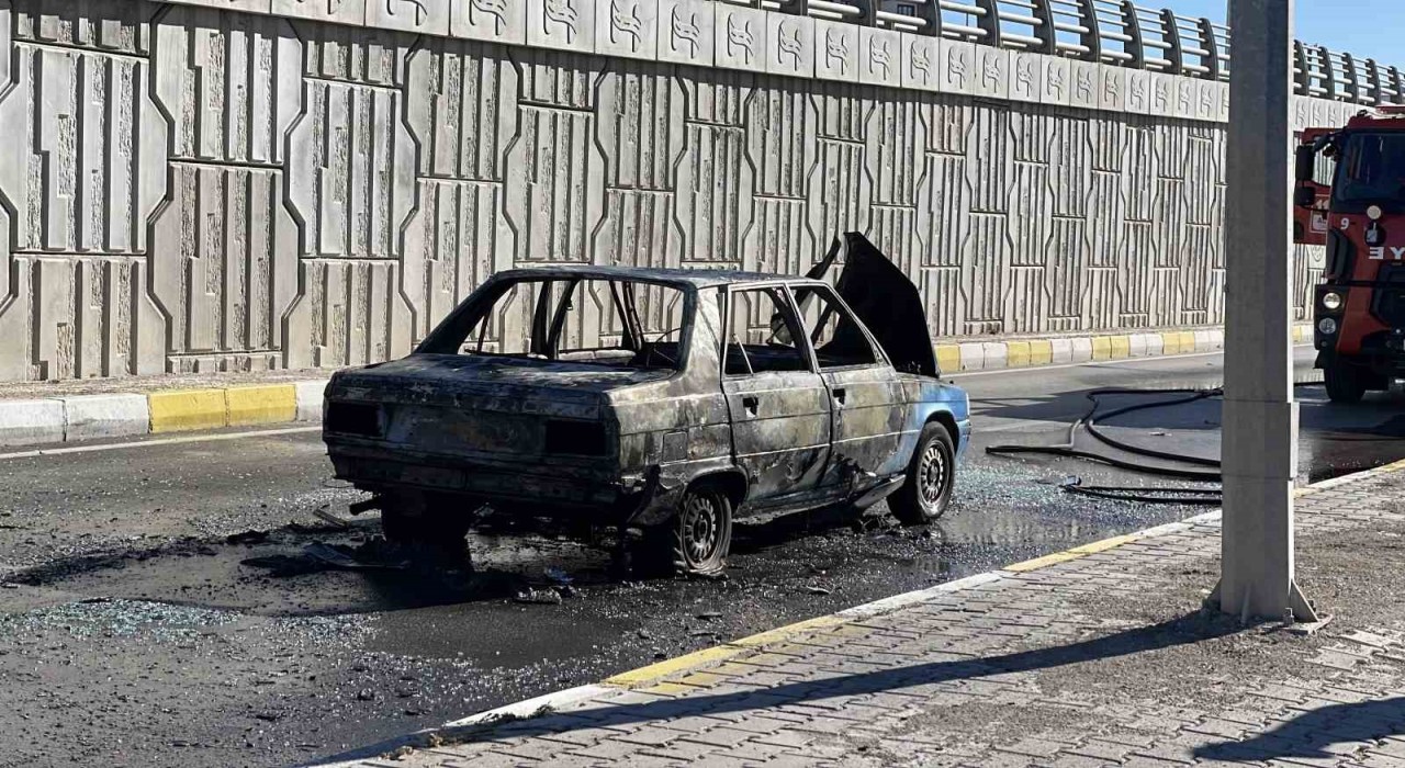 Hareket halindeki araç alev aldı, sürücü yaralandı