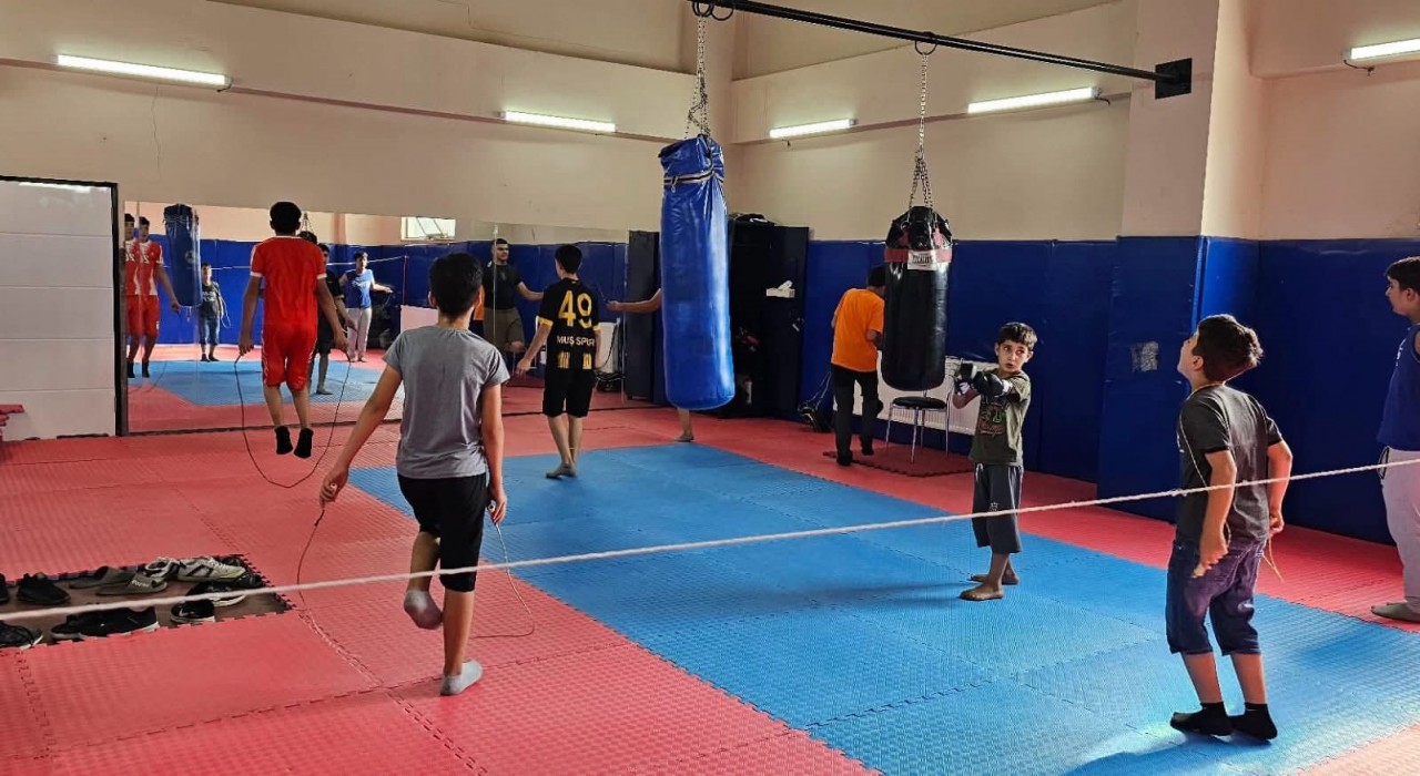 Hasköyde gençlerin yoğun ilgi gösterdiği boks antrenmanları sürüyor