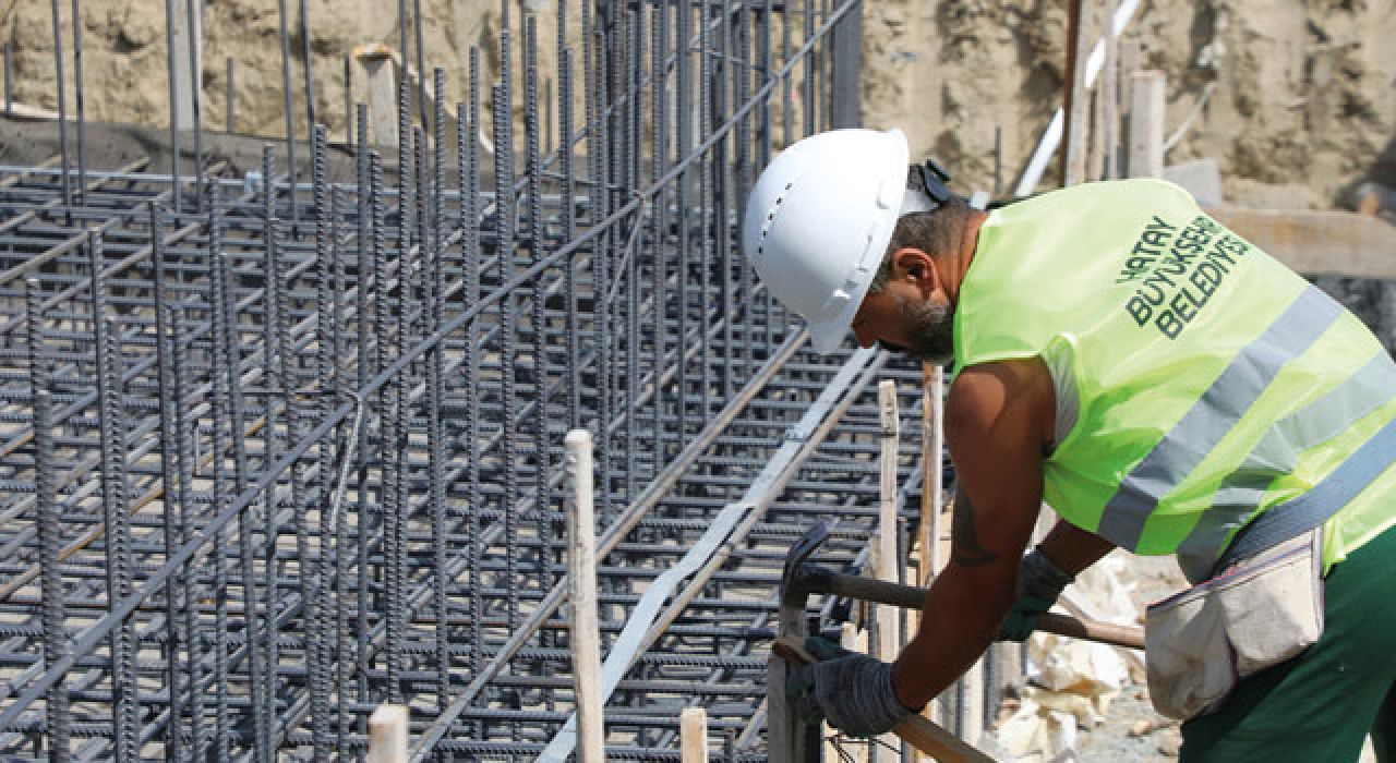 Hatay Büyükşehir Belediyesi, Defne’de Halı Saha Yapımına Başladı