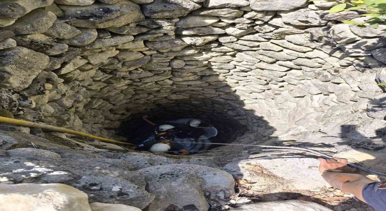 Hatayda 7 metre derinliğindeki kuyuya düşen kadın kurtarıldı