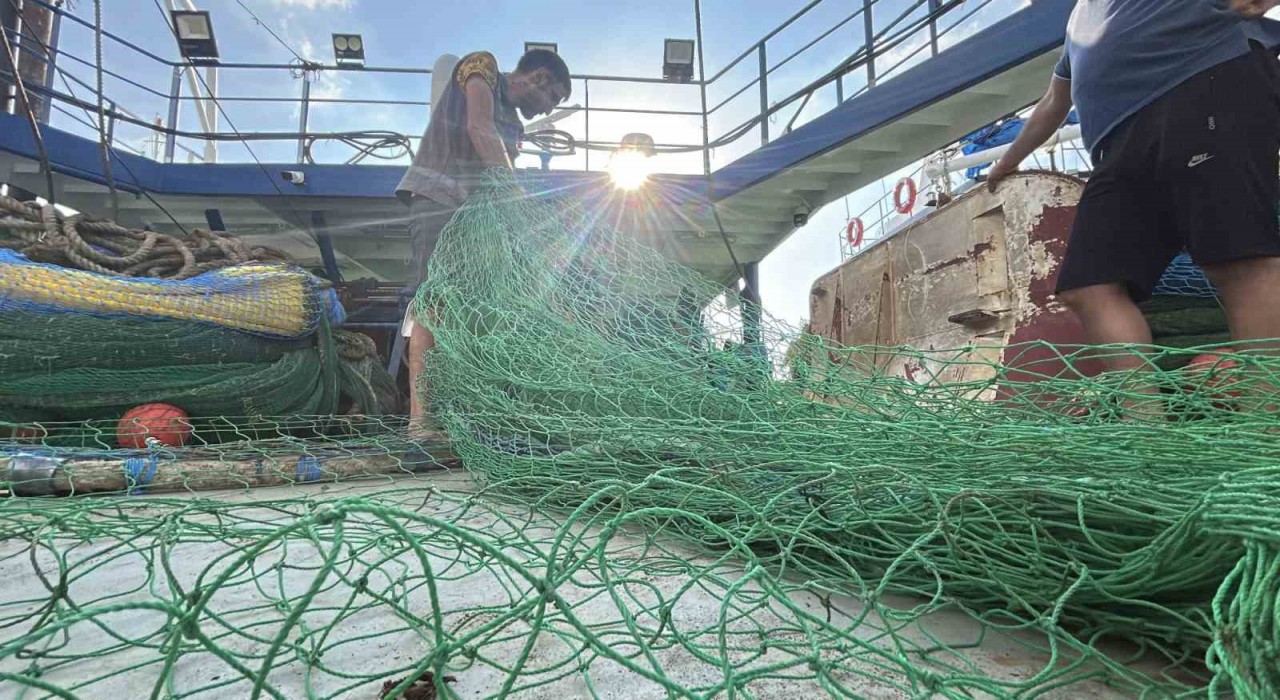 Hatayda balıkçılar vira bismillah diyerek mavi sulara açıldı