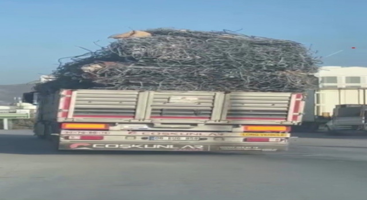 Hatayda demir yüklü tır trafikte yürekleri ağza getirdi