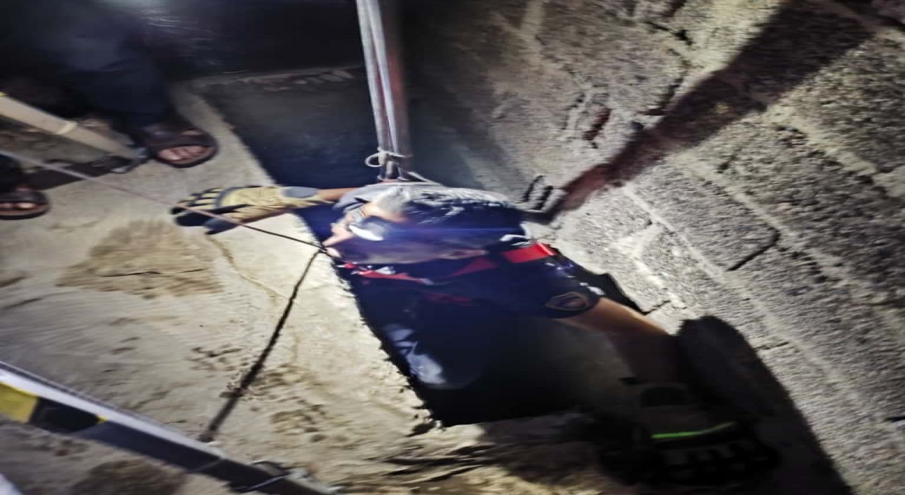 Hatayda havalandırma boşluğuna düşen kedi kurtarıldı