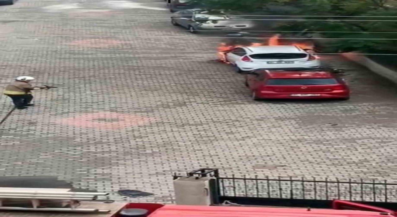 Hatayda park halindeki otomobil alev alev yandı