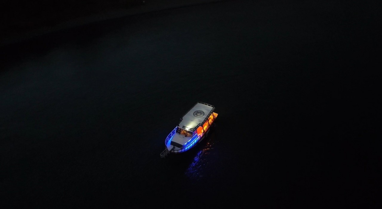 Hazar Gölünün gece görüntüleri İstanbulu aratmadı