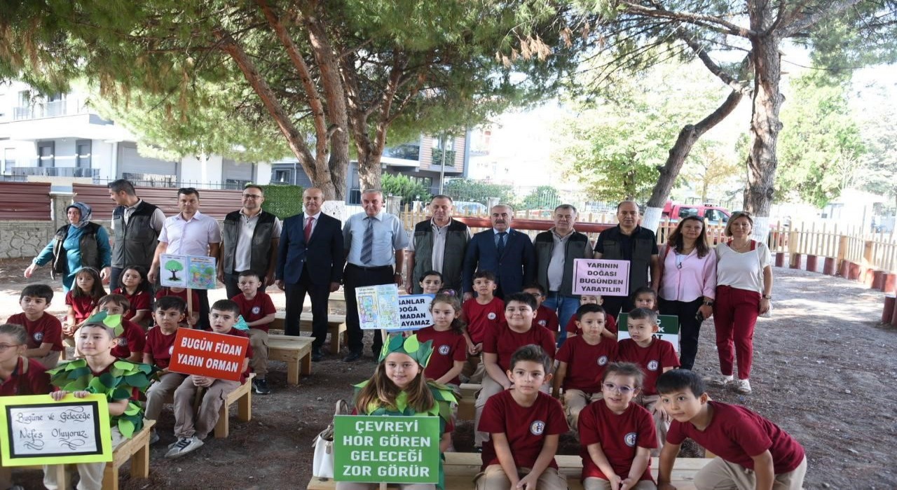 Her Çocuk Bir Fidan etkinliği için öğrenciler fidan dikti