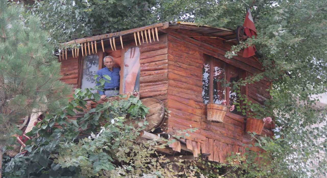 Hikâyesiyle yürek burkan ağaç ev yeniden inşa ediliyor