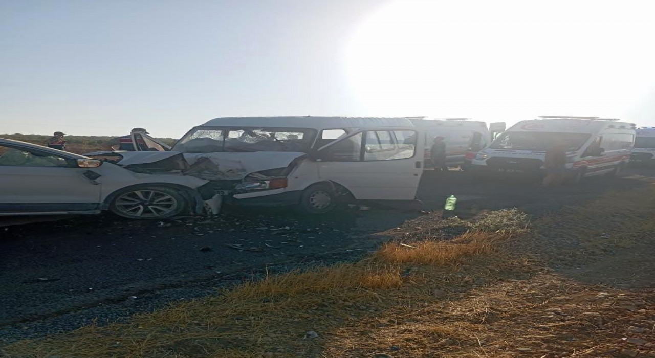 Hilvanda tarım işçilerini taşıyan minibüs ile otomobil çarpıştı: 10 yaralı