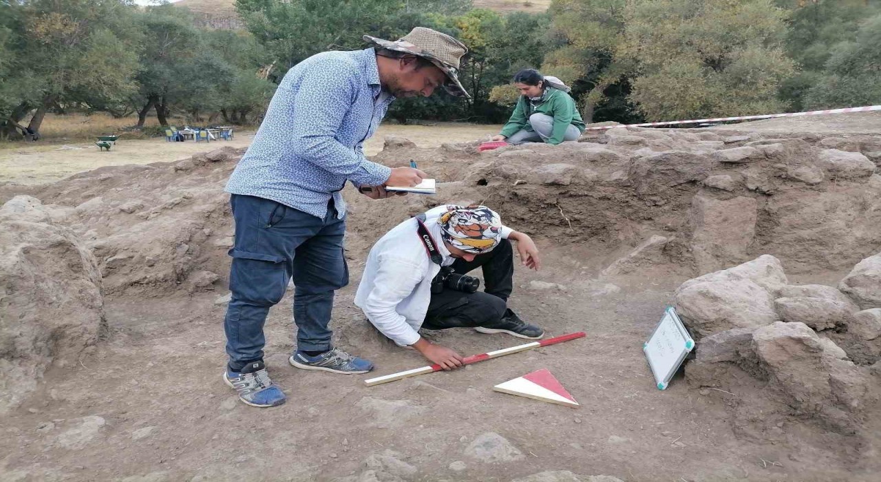 Hınısta 5 bin yıllık tarih gün yüzüne çıkarılıyor