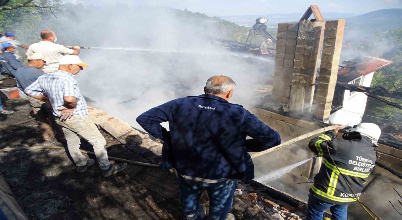Hisarcıkta bir evde çıkan yangın ormana sıçramadan söndürüldü