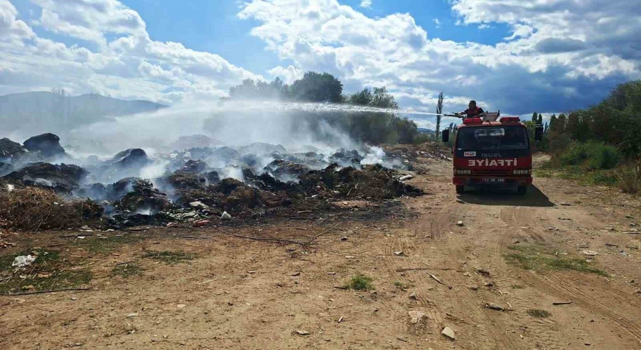 Hisarcıkta çöplüğe dönen çayın kenarında yangın çıktı