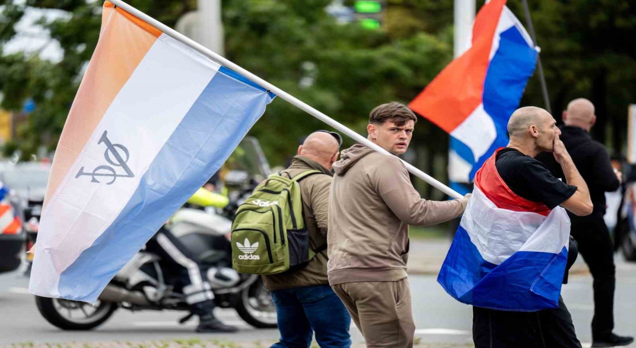 Hollandada göçmenlik karşıtı gösterilerde protestocular polisle çatıştı