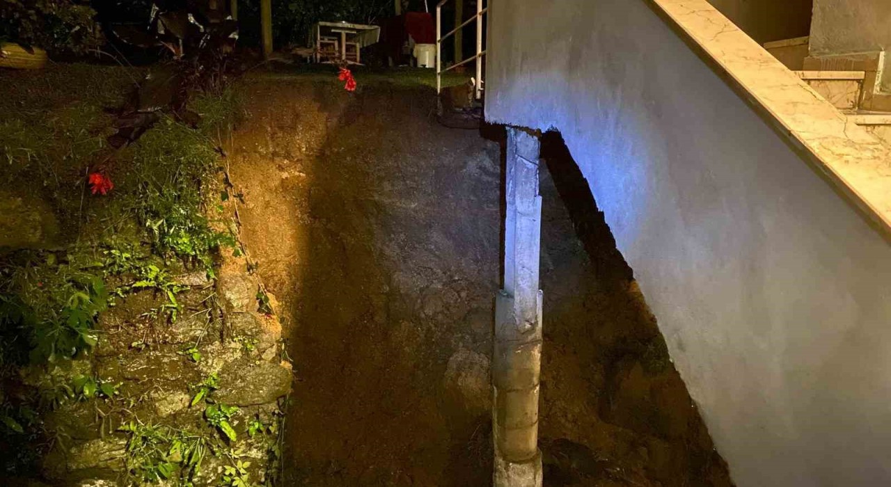Hopada istinat duvarı çöktü, 3 katlı ev tahliye edildi