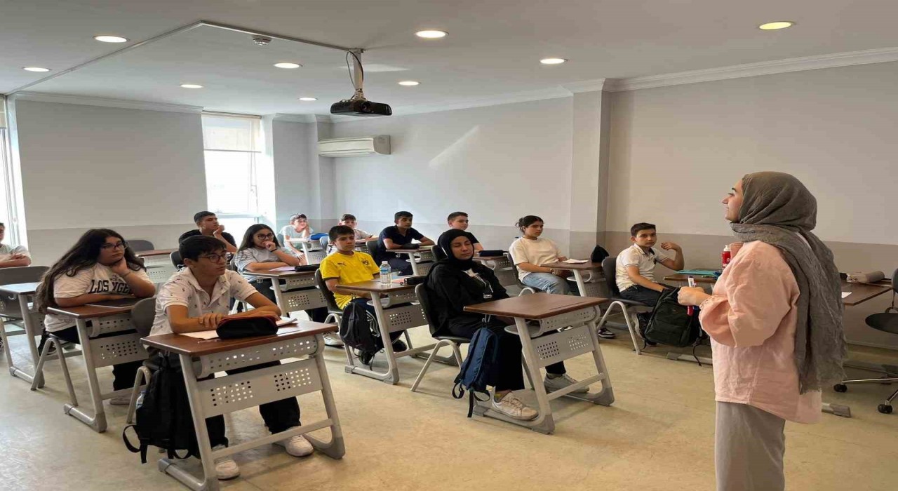 İBBnin atıl halde bıraktığı merkezde bin 500 öğrenci ders başı yaptı