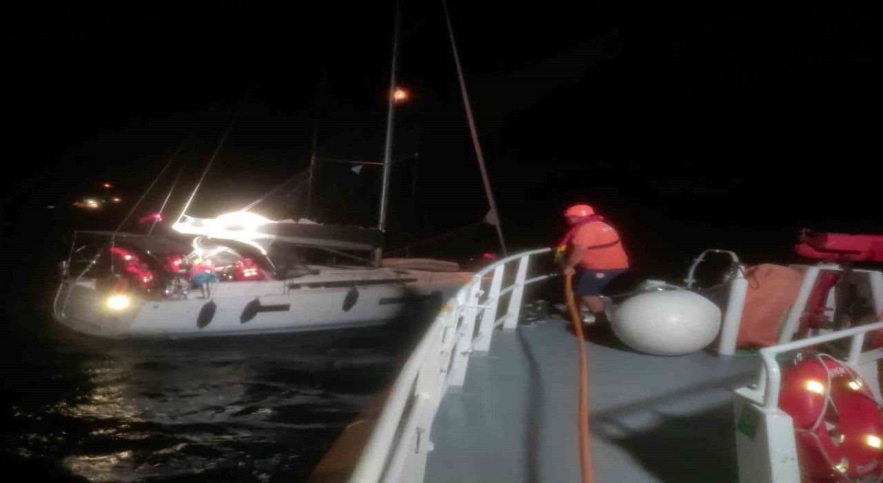 İçinde 8 kişi bulunan ve sürüklenen yelkenli tekne arızalanınca KIYEM ekipleri kurtardı