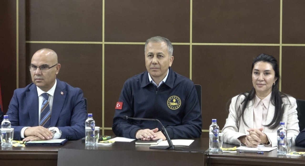 İçişleri Bakanı Yerlikaya Ağrıda STK temsilcileriyle buluştu