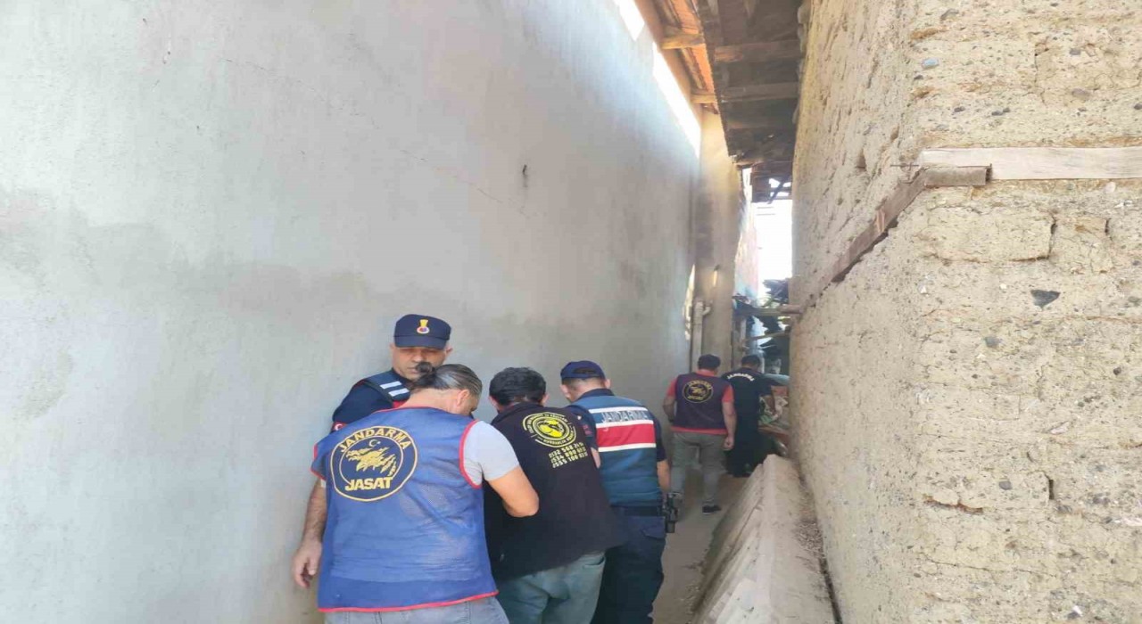 İçkisine karışan babaannesini başına tüple vurarak öldürdü