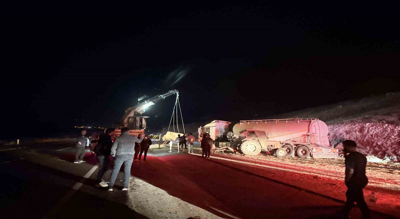 Iğdır-Doğubayazıt yolunda traktör ile kamyon çarpıştı: 3 yaralı