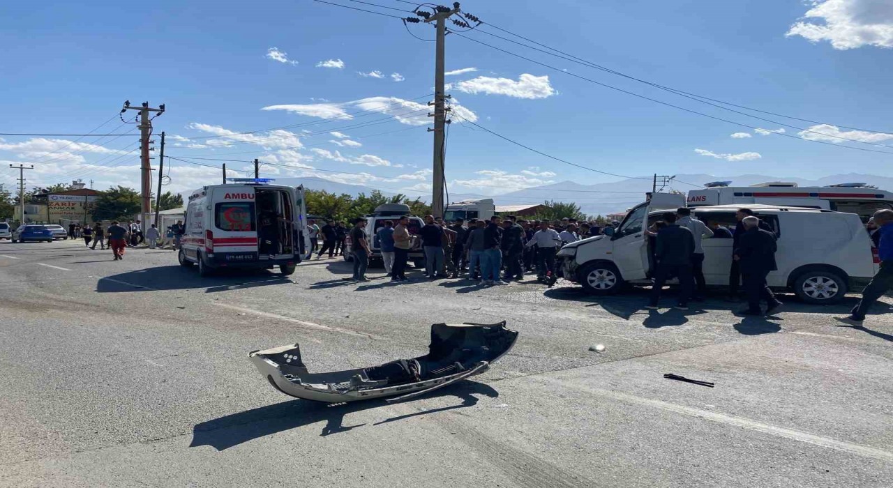 Iğdırda zırhlı polis aracıyla otomobil çarpıştı: 4 yaralı