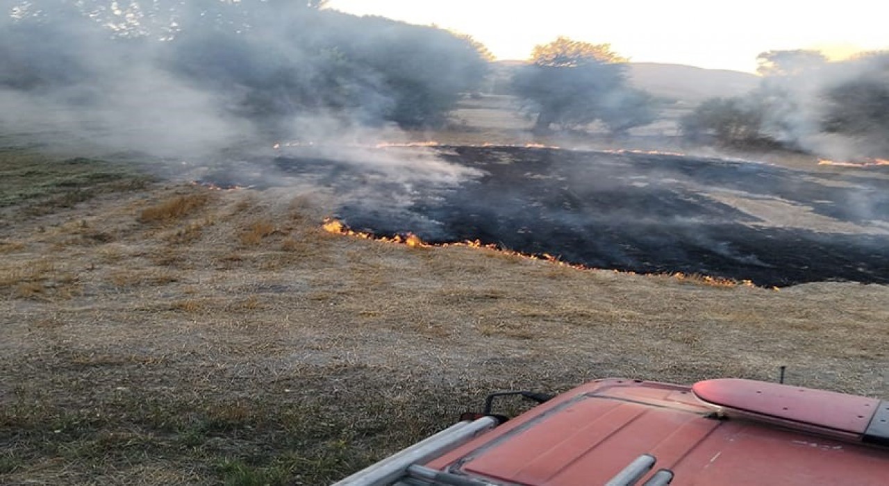 İki farklı noktada çıkan arazi yangınları büyümeden söndürüldü