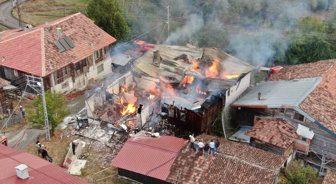 İki katlı konak alevlere teslim oldu