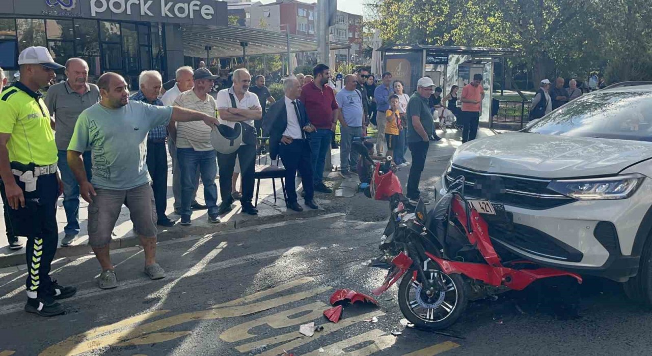İki otomobilin arasında kağıt gibi ezildi: Motosiklet üzerindeki 2 kişi kazadan yaralı kurtuldu