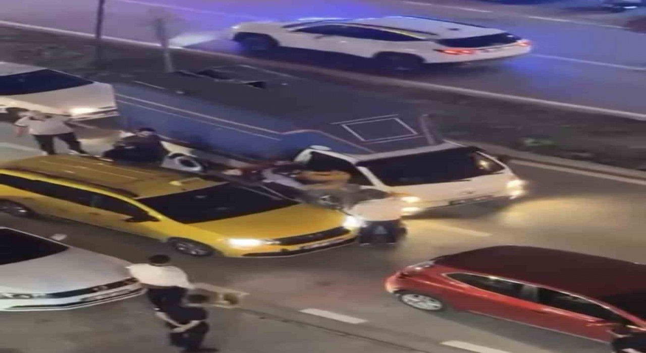 İki sürücü kavgaya tutuştu, trafik kitlendi