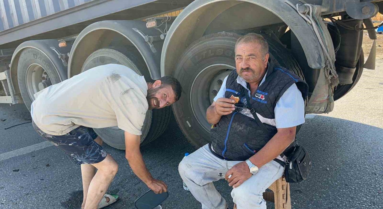 İki tır çarpıştı, şans eseri ezilen kabinden çıkan sürücüye diğer meslektaşı kurabiye ikram etti