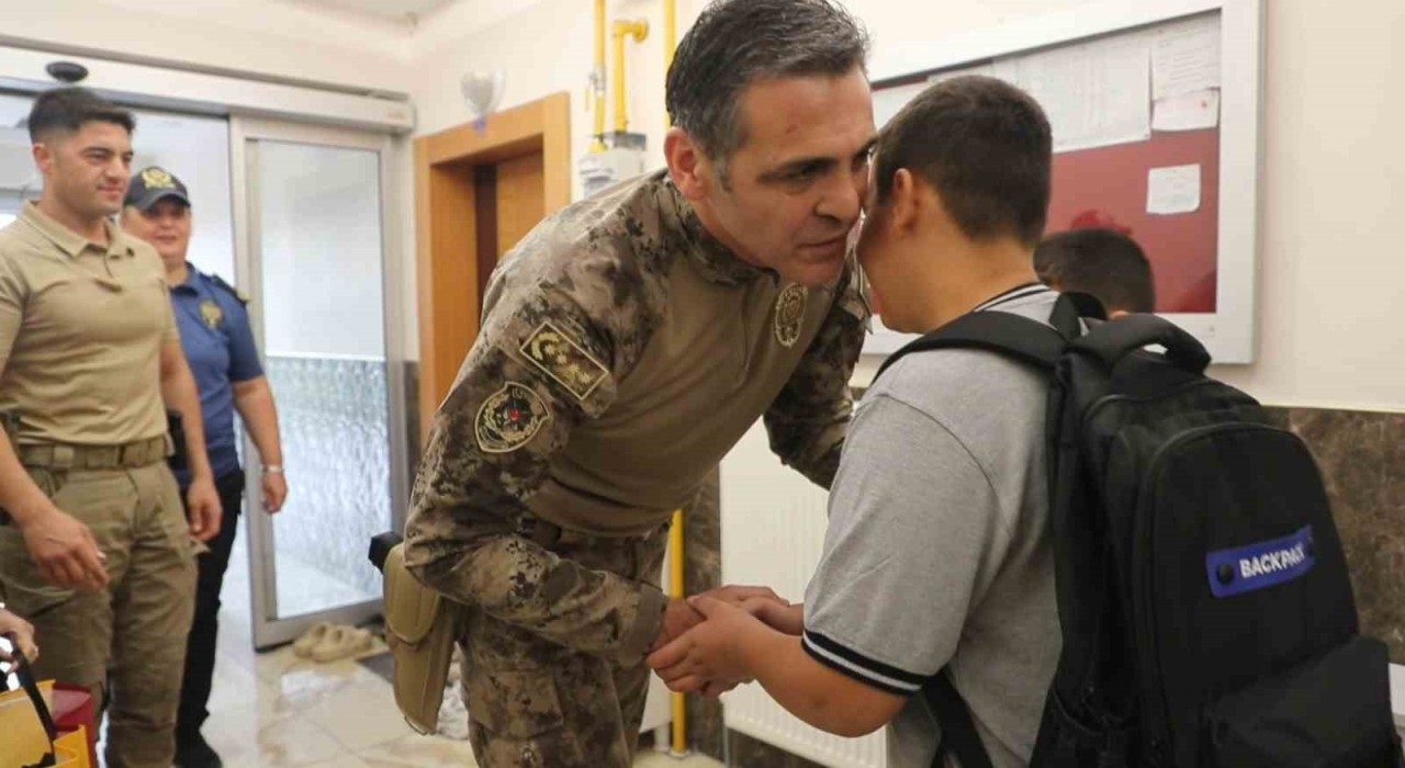 İl Emniyet Müdürü Aydından vefa örneği: Şehit çocuklarını okullarına bıraktı