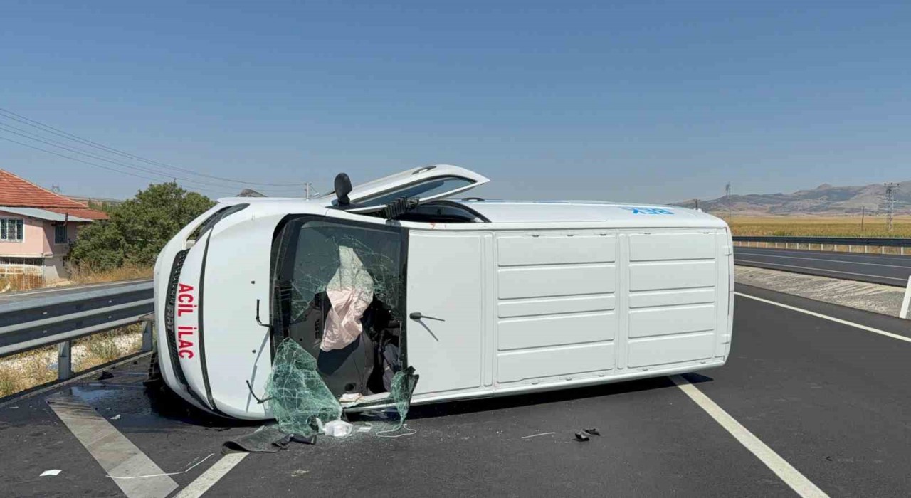 İlaç taşıyan araç bariyerlere çarparak devrildi