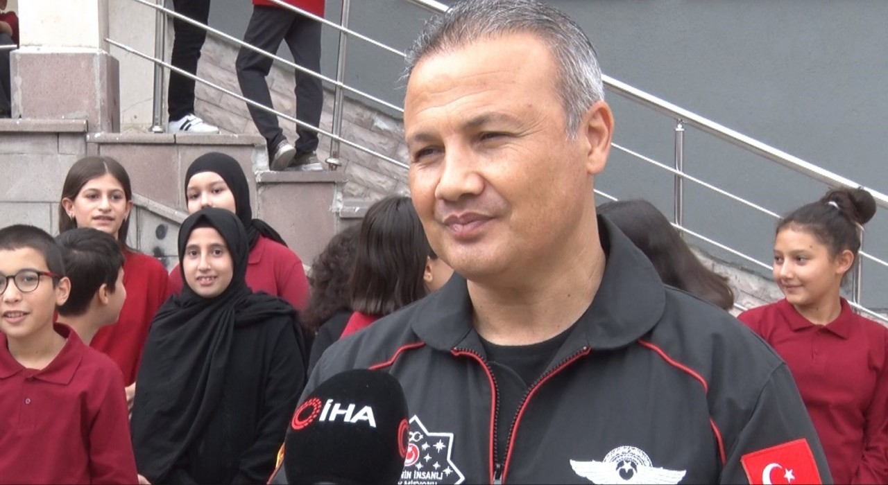İlk Türk Astronot Alper Gezeravcı öğrencilerle bir araya geldi