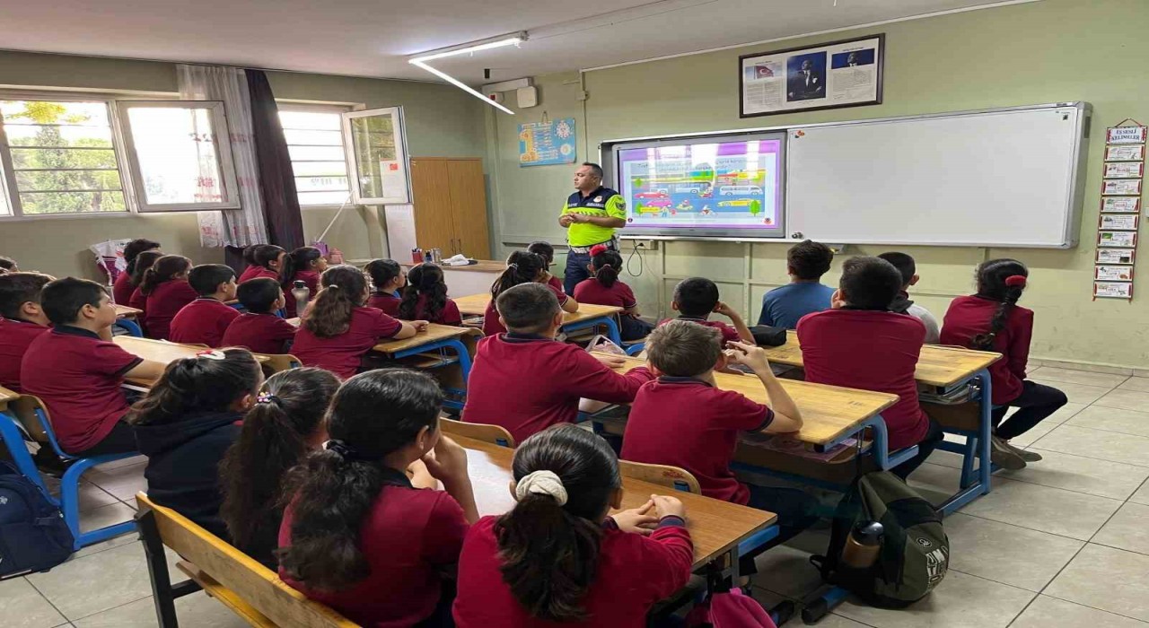 İlkokul öğrencilerine trafik eğitimi verildi