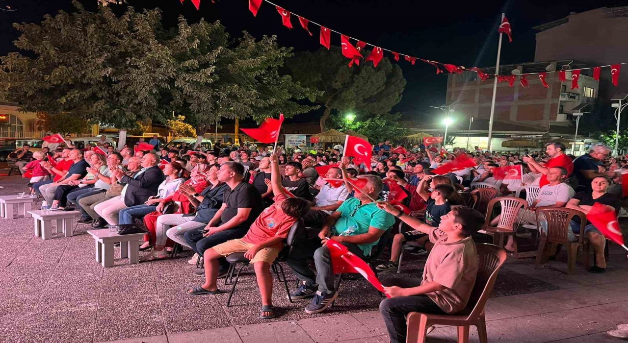 İncirliovadaki vatandaşlar, A Milli Basketbol Takımı maçını dev ekranda izledi