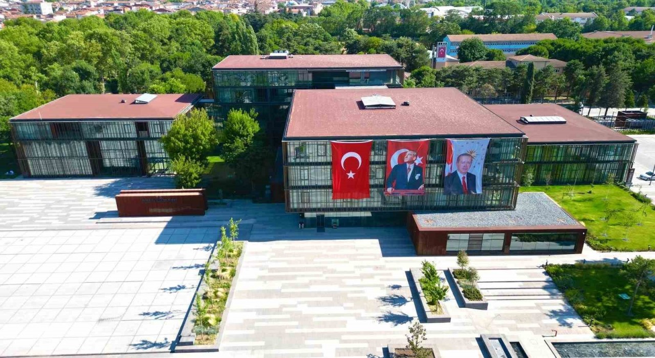 İnegöl Belediyesinden bin 500 öğrenciye kırtasiye yardımı