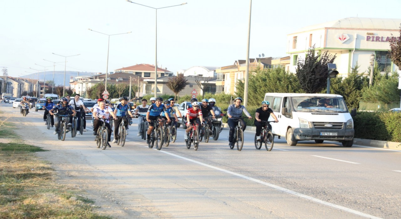 İnegölde Zaferden kurtuluşa sloganıyla bisiklet turu düzenlendi