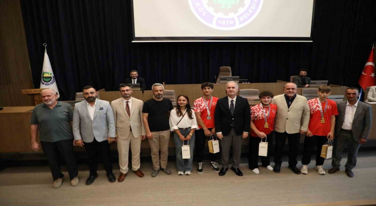 İnegölün başarılı gençleri, mecliste onure edildi