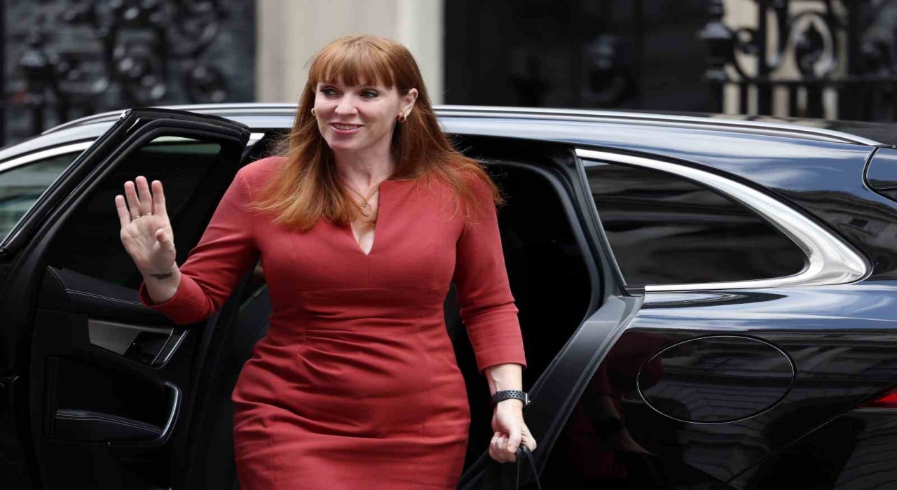 İngiltere’de Angela Rayner Vergi Kriziyle İstifa Etti