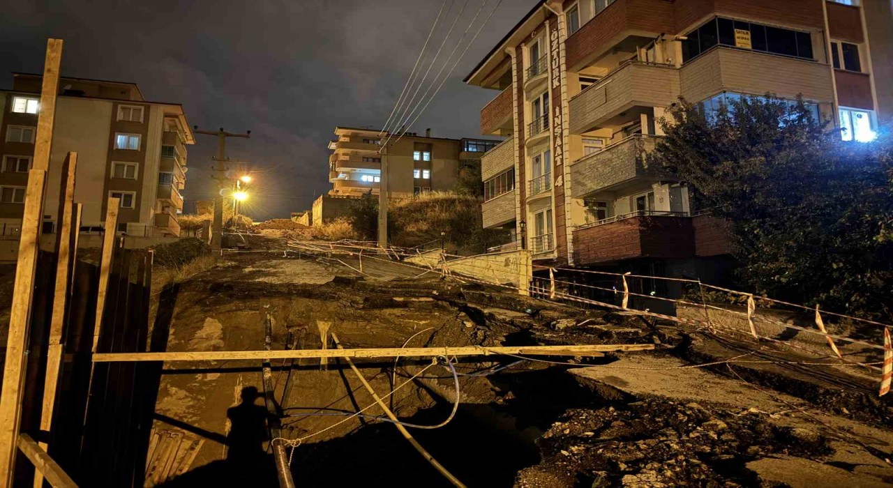 İnşaat sahasının yanındaki yolun bir kısmı çöktü