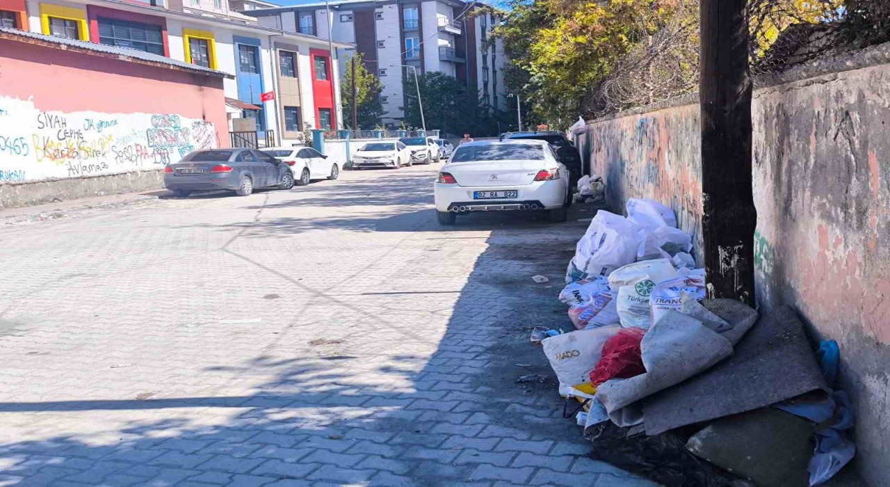İpekyolunda velilerden belediyeye çöp tepkisi