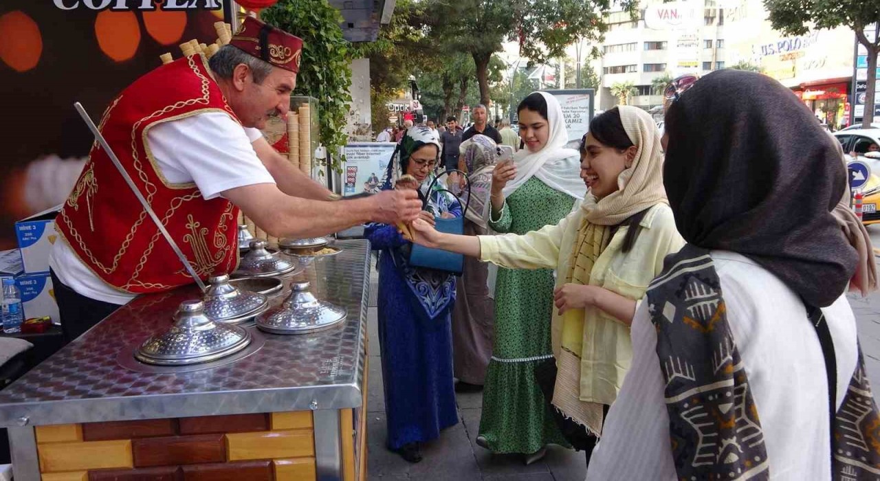 İranlı turistler Van esnafının yüzünü güldürdü
