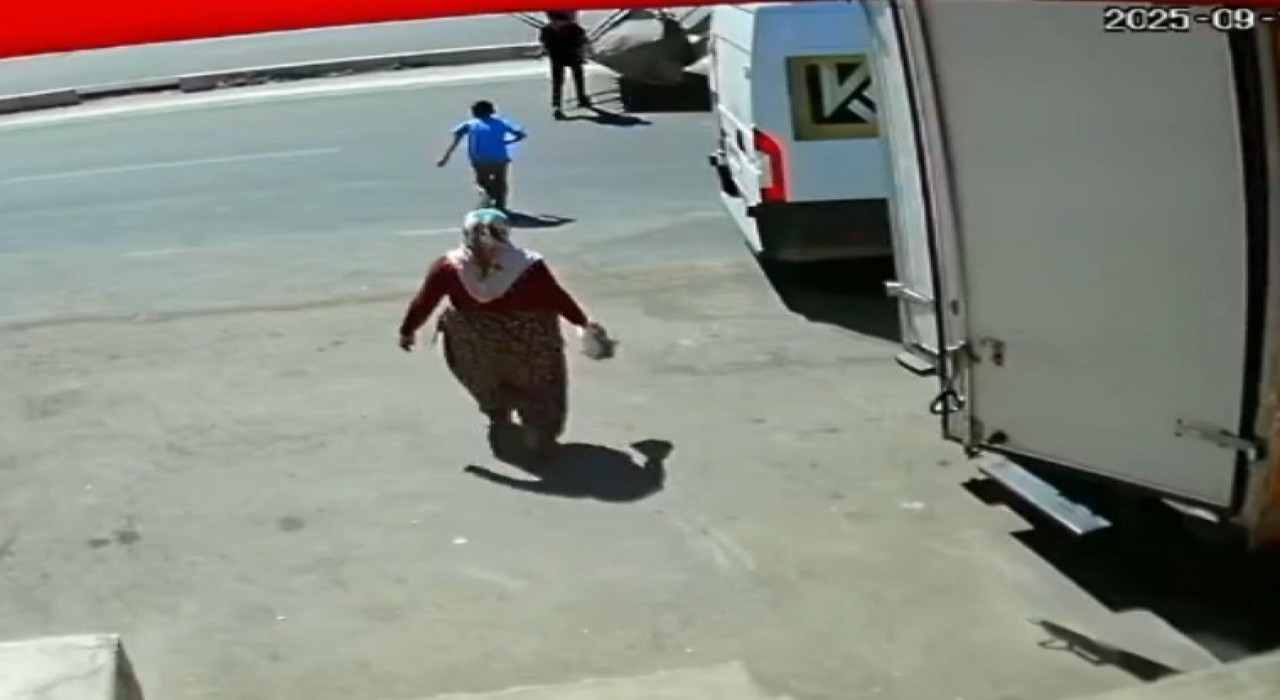 İş makinesinin kardeşlere çarptığı kaza anı güvenlik kamerasında