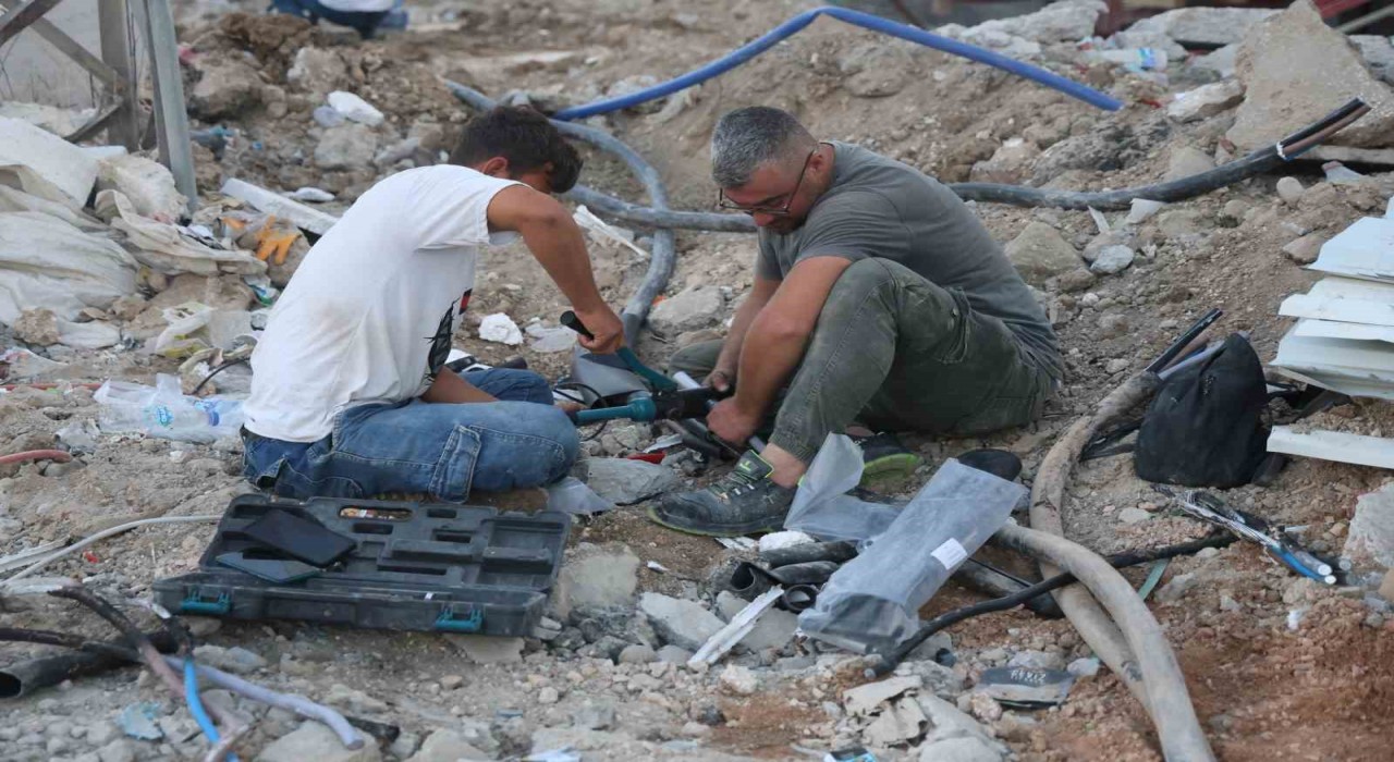 İş makinesinin teması sonrası yer altındaki elektrik kabloları bomba gibi patladı