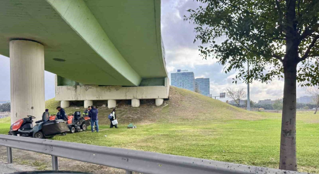 İşçiler yağmur yağınca viyadük altında yağmurdan korundu