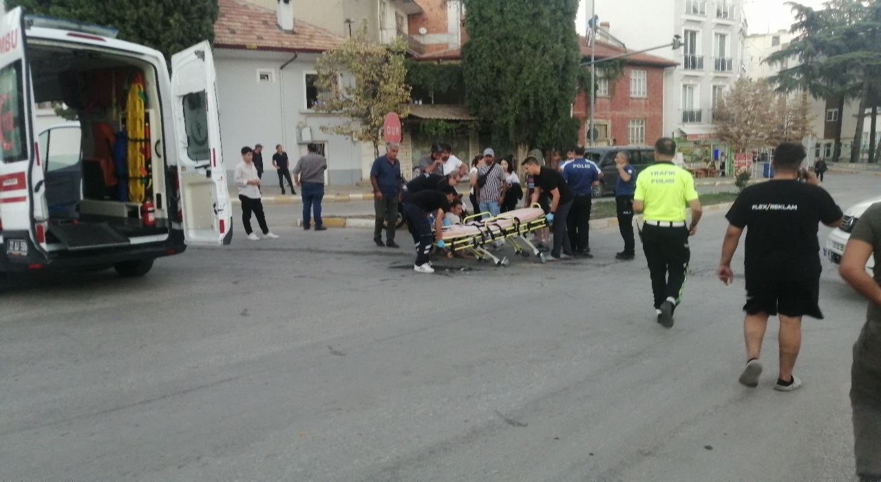 Ispartada hafif ticari araçla motosiklet çarpıştı: 1 yaralı