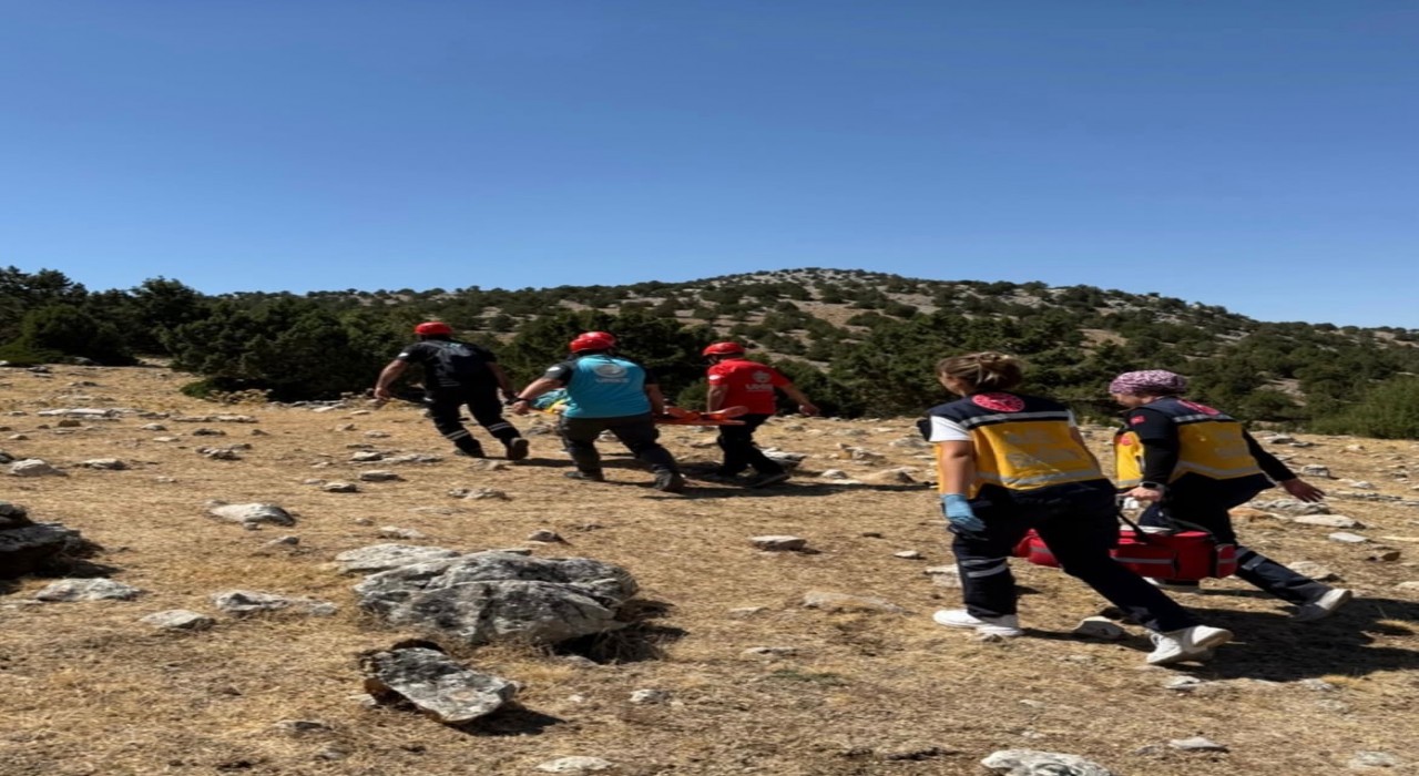 Ispartada kayalıklardan düşen kadın operasyonla kurtarıldı