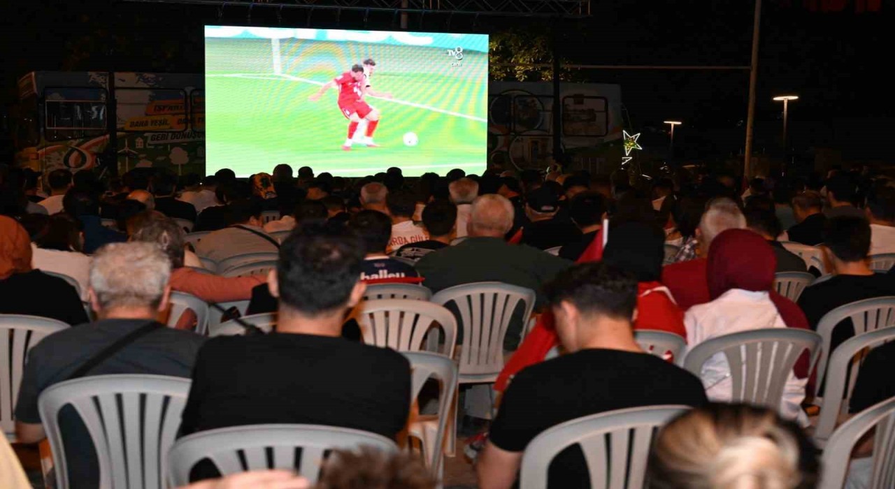 Ispartada milli maç coşkusu meydanı doldurdu