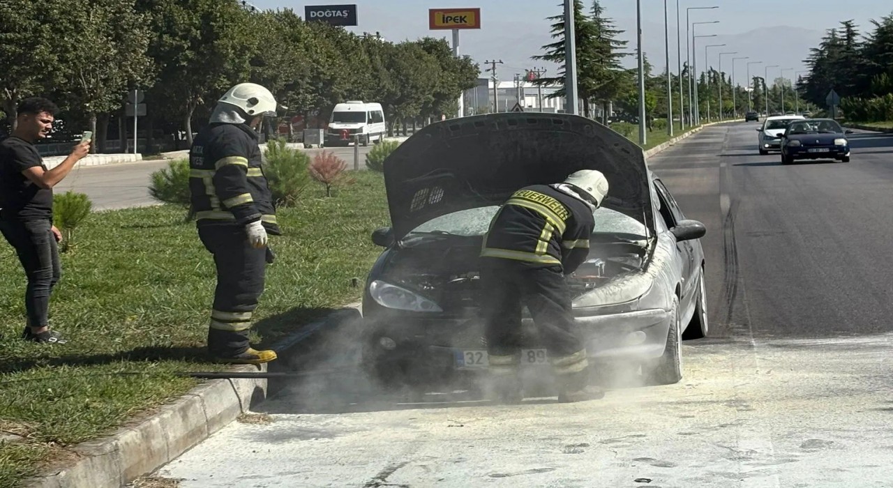 Ispartada seyir halindeki otomobil alev aldı