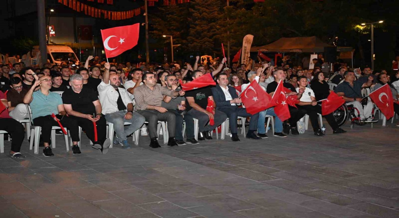 Ispartada vatandaşlar A Milli Erkek Basketbol Takımının zaferini dev ekrandan izlediler